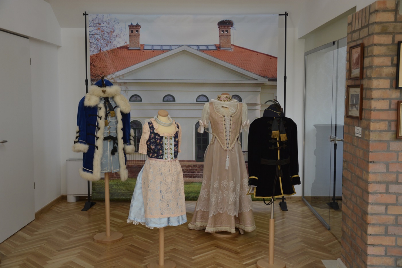 A Rónay-kúria kiállításon a korabeli ruházat is megtekinthető