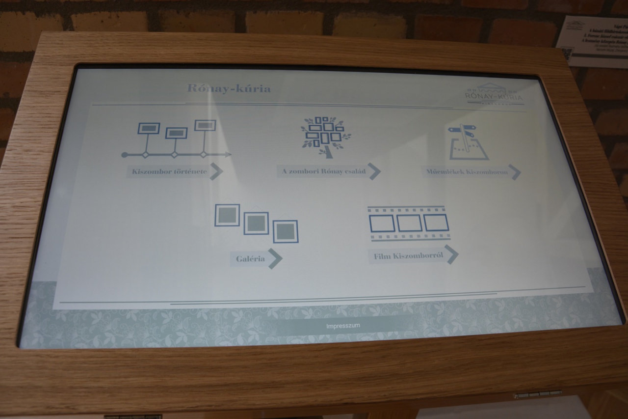 Érintőképernyős alkalmazás használata a Rónay-kúria kiállításon